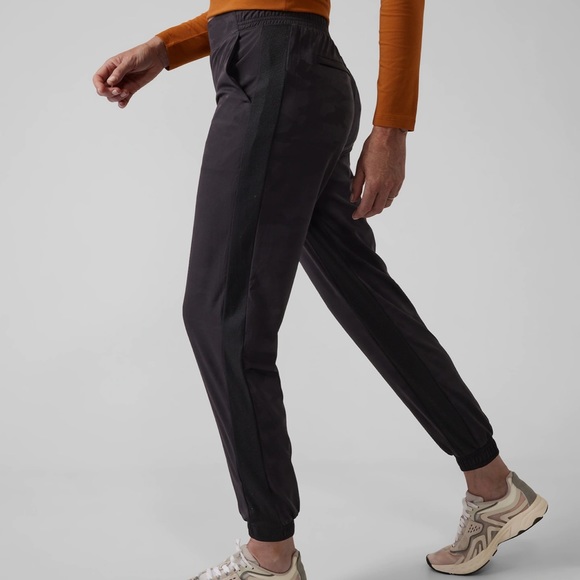 WINTER BLOWOUT Athleta Brooklyn Lined Textured Jogger size 4 NWT black - Picture 3 of 5